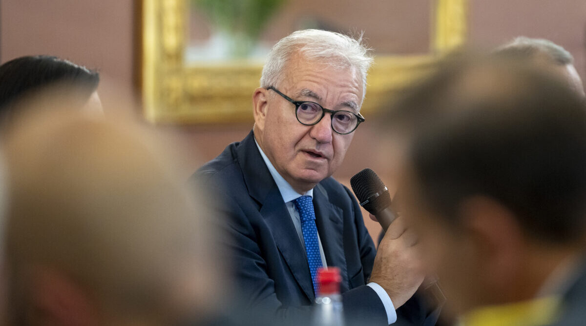 Ex Ilva, Mantovano lancia l’idea di un “tavolo permanente” come per la Terra dei Fuochi. Decaro chiede una legge speciale per Taranto Ex Ilva, Mantovano lancia l’idea di un “tavolo permanente” come per la Terra dei Fuochi. Decaro chiede una legge speciale per Taranto