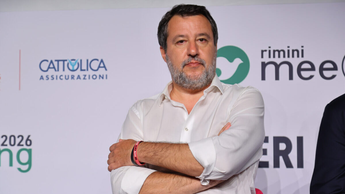 Lega, Salvini attacca gli ex: “Pensano alla poltrona”. E nel partito cresce la fronda per il ritorno alla Lega Nord Lega, Salvini attacca gli ex: “Pensano alla poltrona”. E nel partito cresce la fronda per il ritorno alla Lega Nord