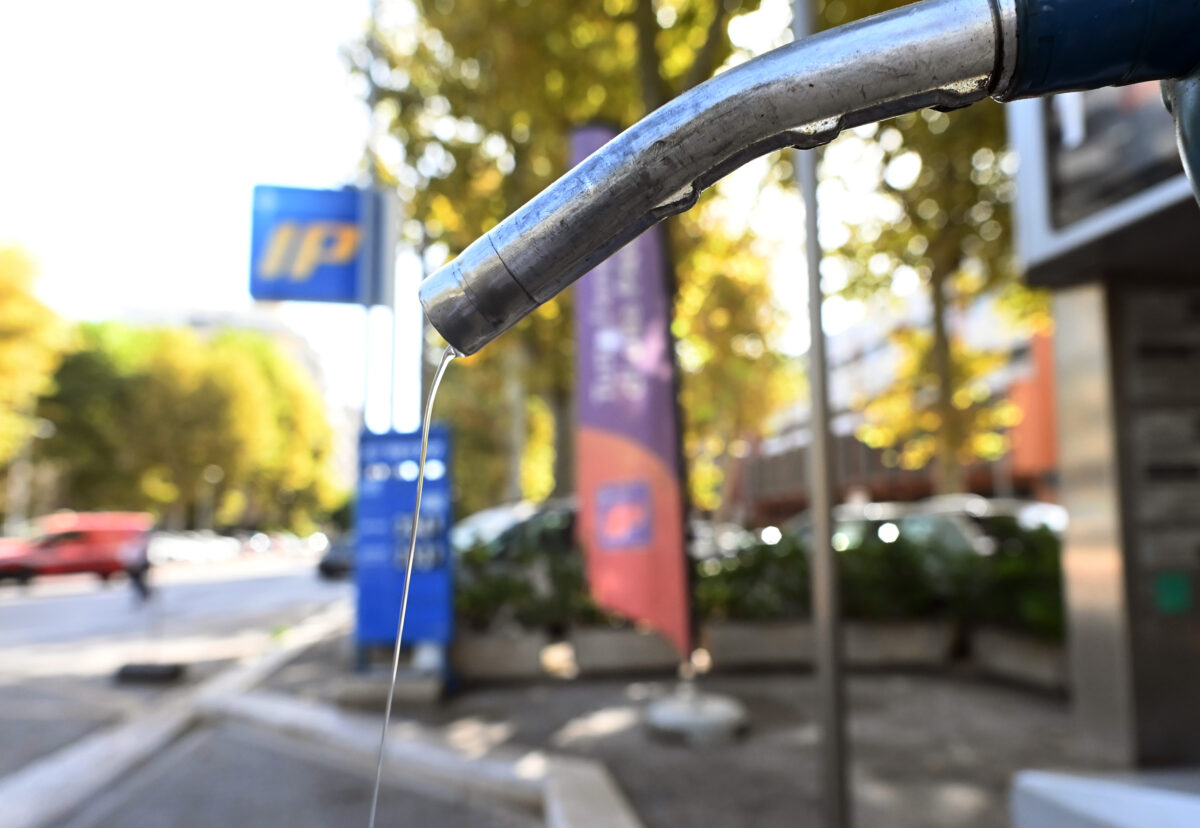 Carburanti, dopo Eni anche IP mette un tetto ai prezzi: scatta l’effetto domino sul price cap. Benzina e diesel ancora oltre i 2 euro Carburanti, dopo Eni anche IP mette un tetto ai prezzi: scatta l’effetto domino sul price cap. Benzina e diesel ancora oltre i 2 euro