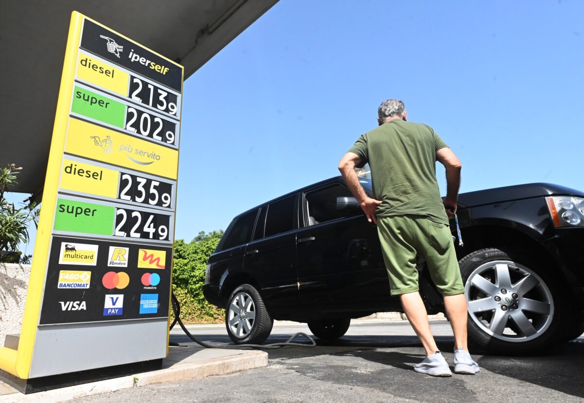Inflazione, energia e carburanti spingono i prezzi al 3,3%. “Salasso per le famiglie, ma il peggio deve ancora venire” Inflazione, energia e carburanti spingono i prezzi al 3,3%. “Salasso per le famiglie, ma il peggio deve ancora venire”