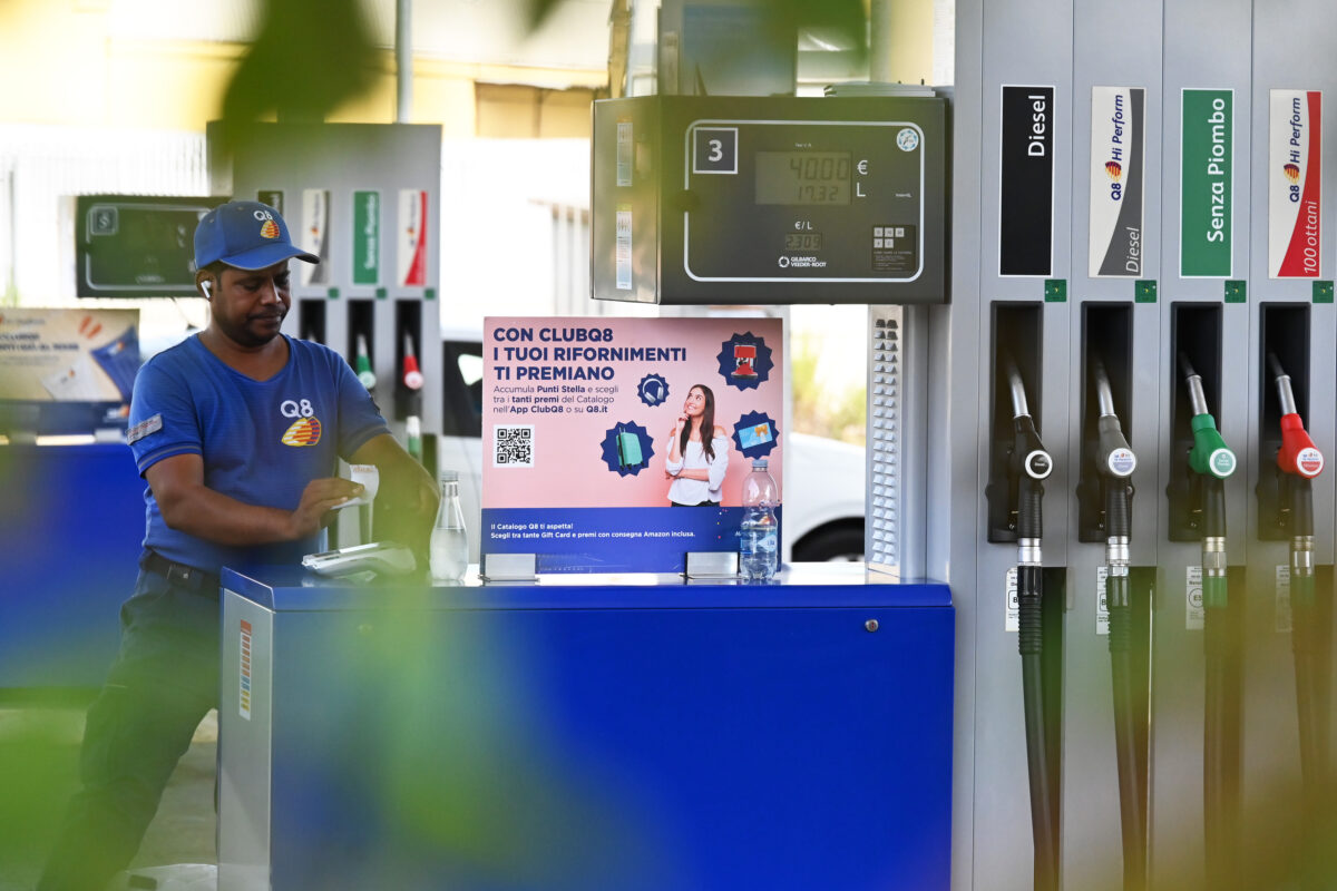 Accise, il governo proroga ancora lo sconto sul diesel: 17 centesimi in meno alla pompa. Ma il caro-carburanti resta Accise, il governo proroga ancora lo sconto sul diesel: 17 centesimi in meno alla pompa. Ma il caro-carburanti resta