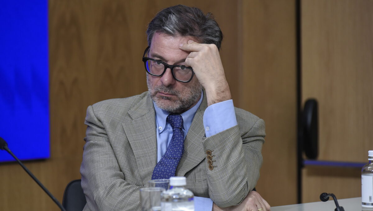 Giorgetti: “L’obiettivo della manovra è abbassare le tasse al ceto medio. L’inflazione? Destinata ad aumentare” Giorgetti: “L’obiettivo della manovra è abbassare le tasse al ceto medio. L’inflazione? Destinata ad aumentare”