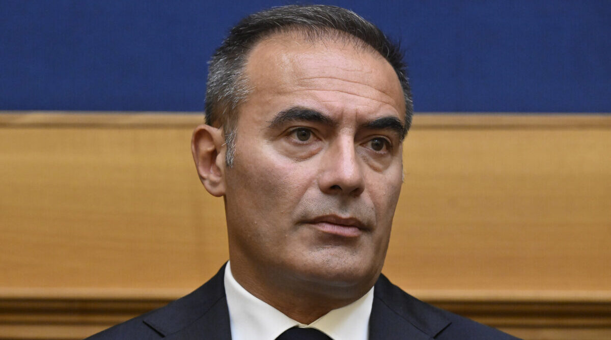 Sasso (FN): “Dubbi sul decreto scuola, no a togliere 14 milioni ai bambini italiani per darli agli immigrati”. E su Salvini… Sasso (FN): “Dubbi sul decreto scuola, no a togliere 14 milioni ai bambini italiani per darli agli immigrati”. E su Salvini…