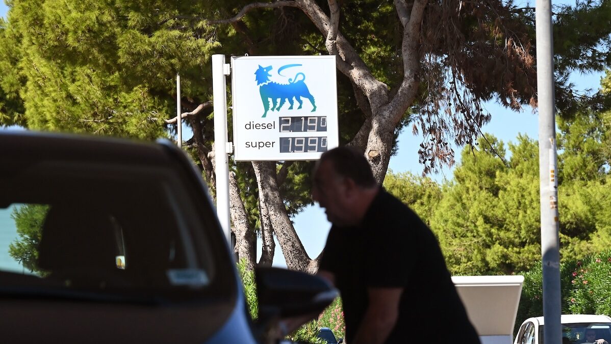Eni, dopo il taglio a benzina e gasolio arriva lo sconto sulle bollette: 30% in meno su luce e gas. Risparmi fino a 200 euro Eni, dopo il taglio a benzina e gasolio arriva lo sconto sulle bollette: 30% in meno su luce e gas. Risparmi fino a 200 euro