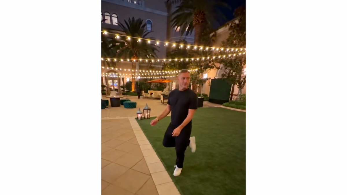 Totti scatenato a Las Vegas per i 50 anni: il balletto sulle note di “Balliamo sul mondo” – VIDEO Totti scatenato a Las Vegas per i 50 anni: il balletto sulle note di “Balliamo sul mondo” – VIDEO