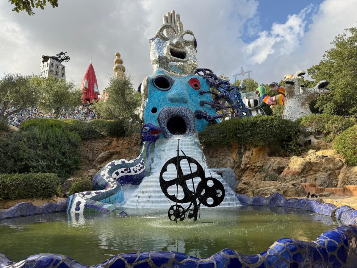 Non è Gaudì: l’esoterico e surreale il Giardino dei Tarocchi di Niki de Saint Phalle, tappa obbligata da Roma verso Capalbio