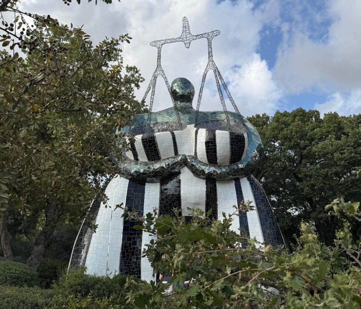 Non è Gaudì: l’esoterico e surreale il Giardino dei Tarocchi di Niki de Saint Phalle, tappa obbligata da Roma verso Capalbio
