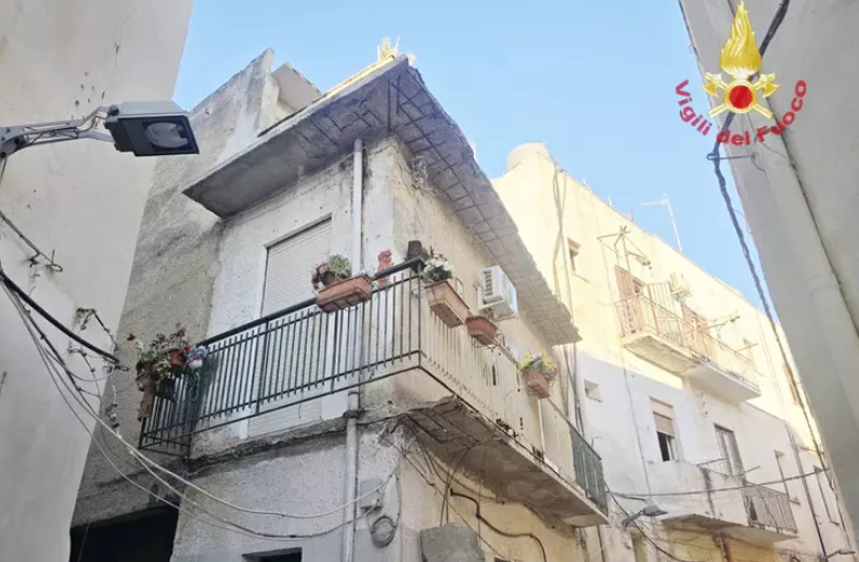 Crolla un balcone a Mazara del Vallo, morta una donna di 86 anni. Evacuate tre famiglie Crolla un balcone a Mazara del Vallo, morta una donna di 86 anni. Evacuate tre famiglie