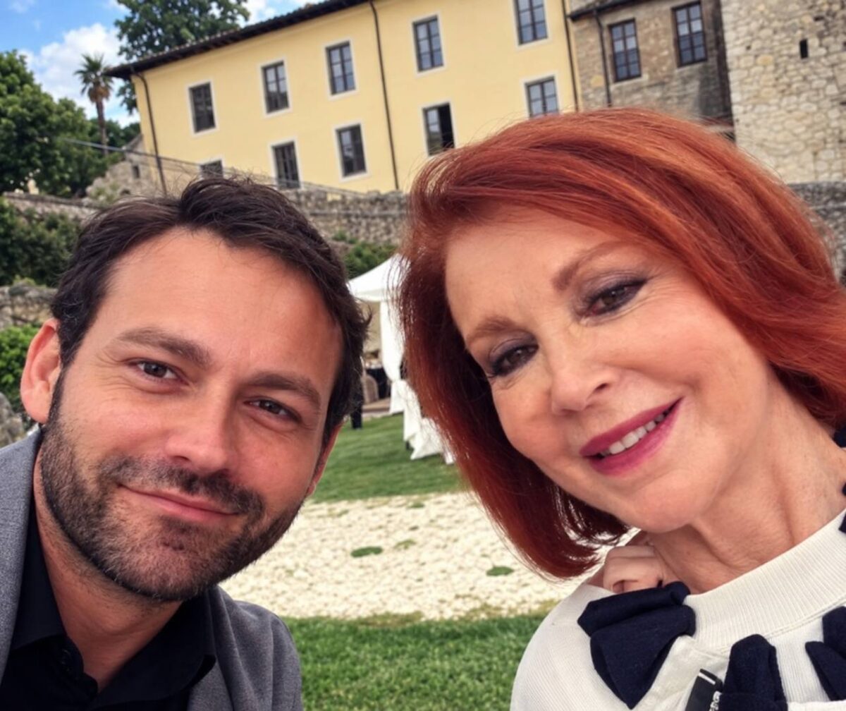 Salotti romani, istruzioni per l’uso: Nicola Santini, giornalista e scrittore, racconta chi invitare, chi evitare e come sopravvivere alla mondanità – INTERVISTA Salotti romani, istruzioni per l’uso: Nicola Santini, giornalista e scrittore, racconta chi invitare, chi evitare e come sopravvivere alla mondanità – INTERVISTA