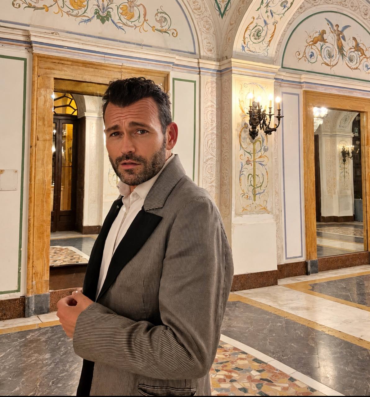 Salotti romani, istruzioni per l’uso: Nicola Santini, giornalista e scrittore, racconta chi invitare, chi evitare e come sopravvivere alla mondanità – INTERVISTA Salotti romani, istruzioni per l’uso: Nicola Santini, giornalista e scrittore, racconta chi invitare, chi evitare e come sopravvivere alla mondanità – INTERVISTA