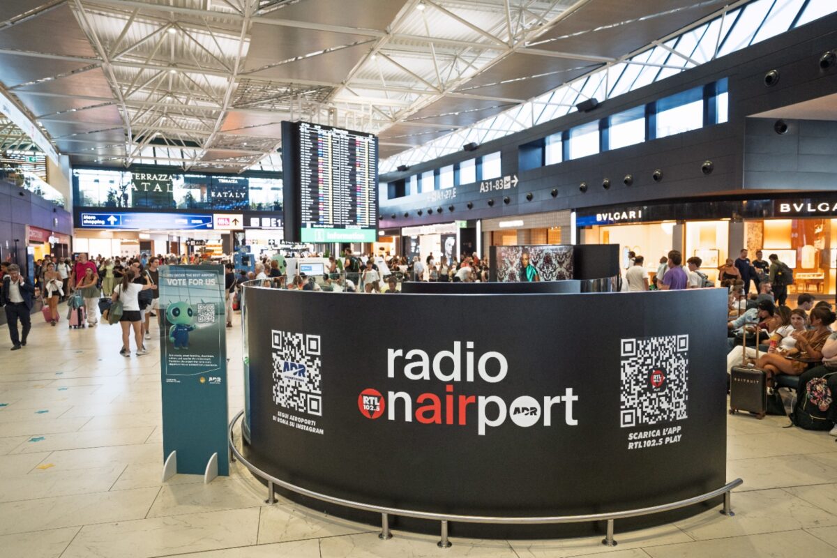 RTL 102.5 e Radio Zeta in diretta dall’aeroporto di Roma Fiumicino dal lunedì al venerdì: una finestra sul mondo RTL 102.5 e Radio Zeta in diretta dall’aeroporto di Roma Fiumicino dal lunedì al venerdì: una finestra sul mondo