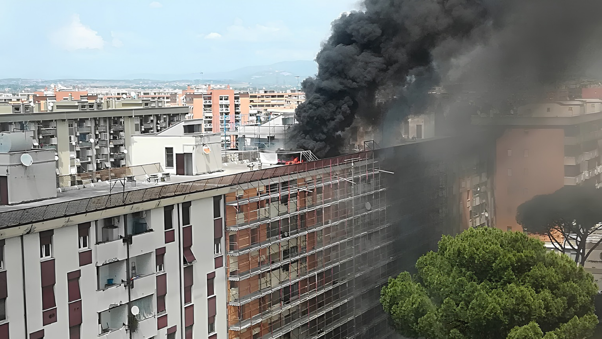 Roma, rogo nella notte a Colli Aniene: uomo trovato carbonizzato in casa Roma, rogo nella notte a Colli Aniene: uomo trovato carbonizzato in casa