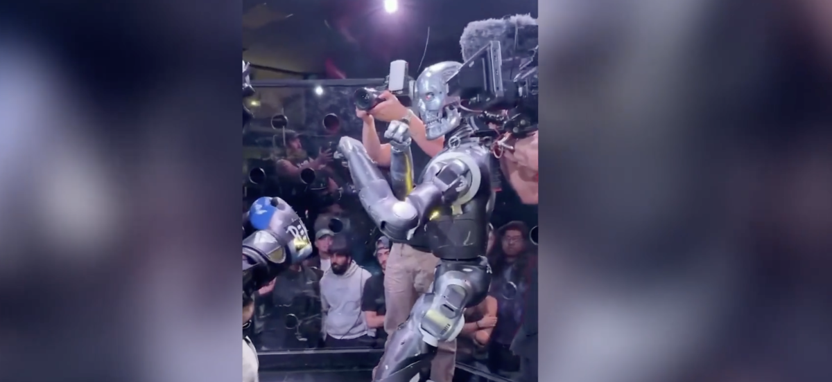 Un robot umanoide sfida un influencer sul ring: i calci dell’androide lo mandano più volte KO – VIDEO Un robot umanoide sfida un influencer sul ring: i calci dell’androide lo mandano più volte KO – VIDEO