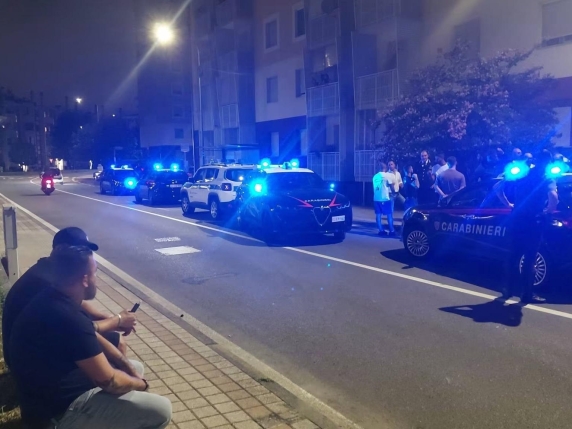 Rozzano è una polveriera: notte di ronde e pestaggi tra le case popolari. Il sindaco: “No alla violenza privata” Rozzano è una polveriera: notte di ronde e pestaggi tra le case popolari. Il sindaco: “No alla violenza privata”