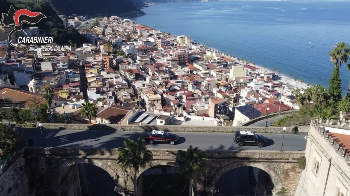 Sparo in testa a un coetaneo perché “ci ha guardati male”: arrestati due 17enni. Choc a Bagnara Calabra Sparo in testa a un coetaneo perché “ci ha guardati male”: arrestati due 17enni. Choc a Bagnara Calabra