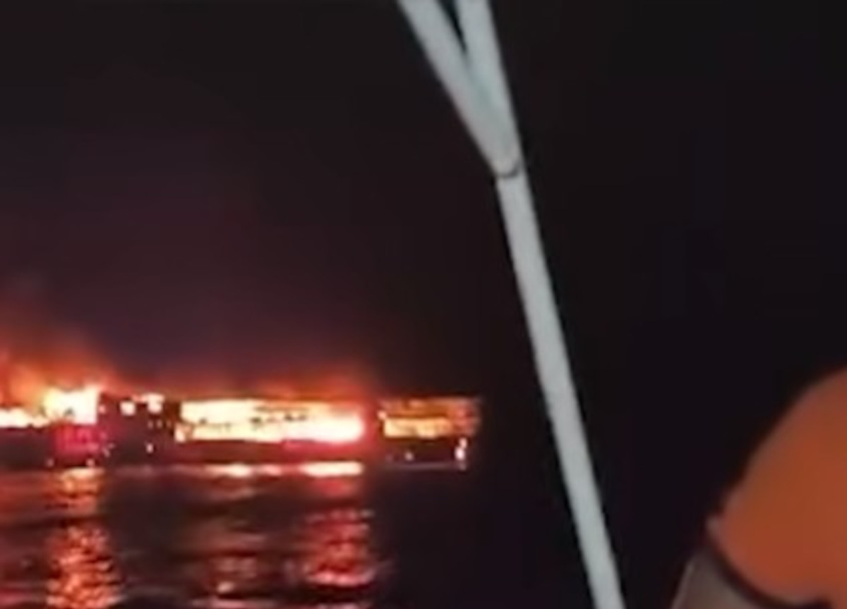 Filippine, un traghetto prende fuoco: 87 dispersi e almeno 5 morti. La tragedia a Palawan, nota località turistica Filippine, un traghetto prende fuoco: 87 dispersi e almeno 5 morti. La tragedia a Palawan, nota località turistica