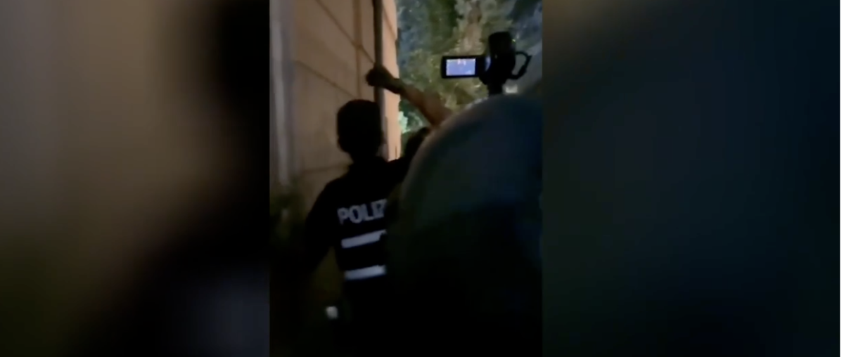 Bergamo, si barrica sul tetto e lancia tegole: preso dalla polizia dopo otto ore – VIDEO Bergamo, si barrica sul tetto e lancia tegole: preso dalla polizia dopo otto ore – VIDEO