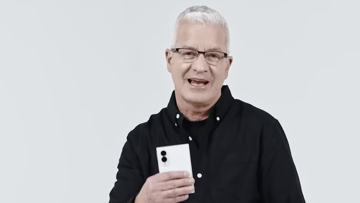 Tim Cook nello spot di Samsung disorienta il web. E lo spin doctor lo spiega citando Greggio: “È lui o non è lui? Certo che è lui”