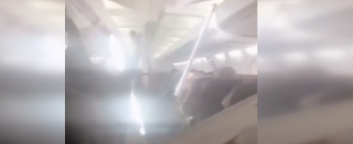 Iran, guasto al Boeing 737 dopo il decollo: cede il soffitto della cabina, panico tra i passeggeri – VIDEO Iran, guasto al Boeing 737 dopo il decollo: cede il soffitto della cabina, panico tra i passeggeri – VIDEO