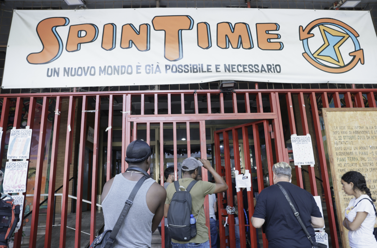 Roma, in corteo la comunità di Spin Time dopo lo sgombero: “Non abbiamo rinunciato a quel palazzo” Roma, in corteo la comunità di Spin Time dopo lo sgombero: “Non abbiamo rinunciato a quel palazzo”