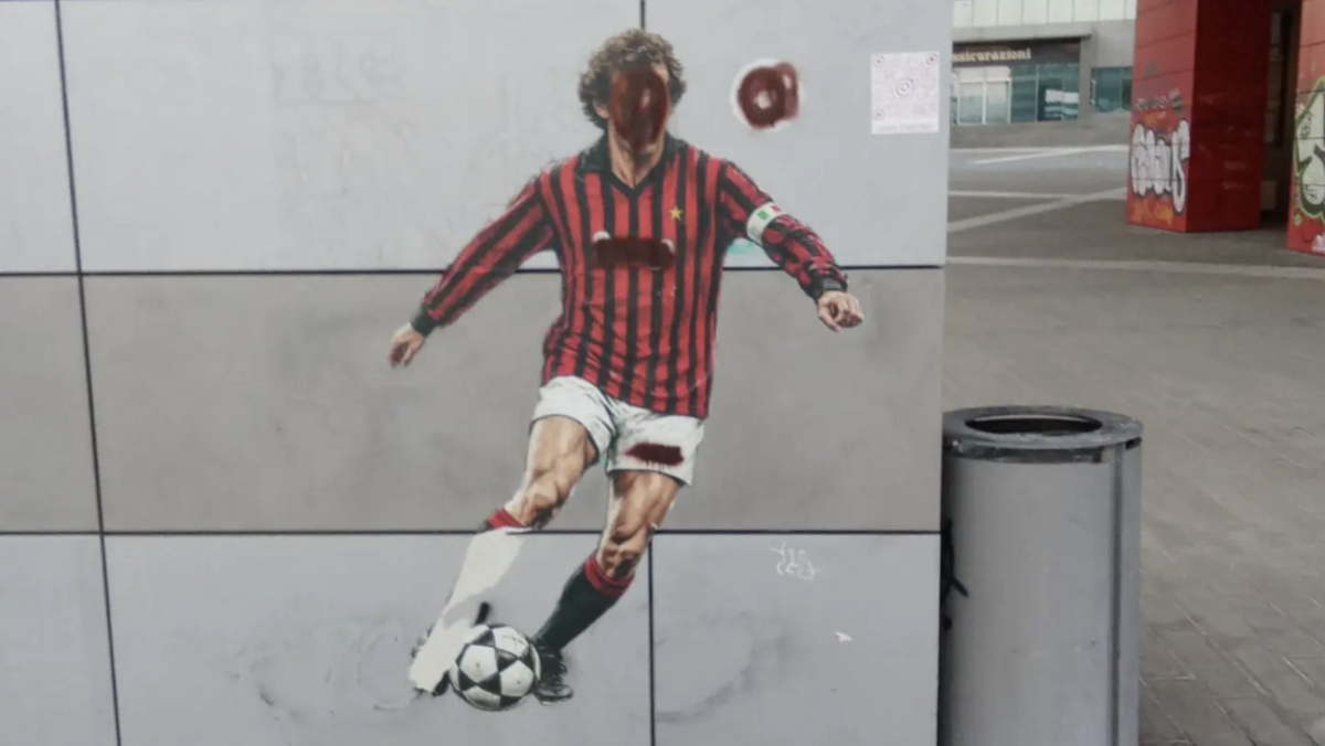 Vergogna davanti Casa Milan, vandalizzato il murale di Baresi: il club cerca i colpevoli Vergogna davanti Casa Milan, vandalizzato il murale di Baresi: il club cerca i colpevoli