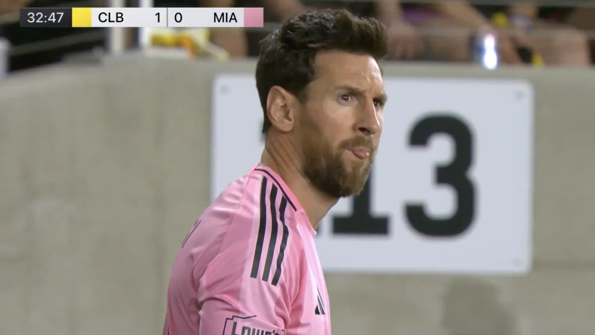 Messi, ennesima magia: punizione da posizione impossibile. È la numero 76, ora è a -2 dal record – VIDEO Messi, ennesima magia: punizione da posizione impossibile. È la numero 76, ora è a -2 dal record – VIDEO