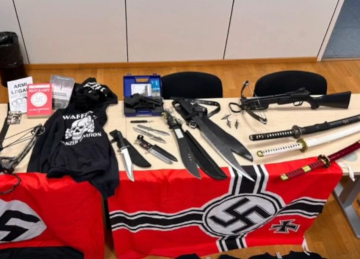 Verona, arrestato un 17enne suprematista nazista: in casa aveva armi e manuali per la fabbricazione di ordigni Verona, arrestato un 17enne suprematista nazista: in casa aveva armi e manuali per la fabbricazione di ordigni