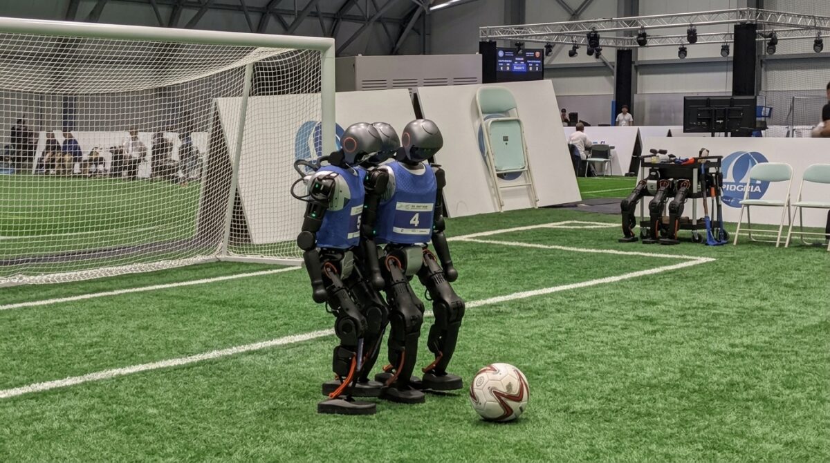 Robot col pallone, gli umanoidi della Sapienza giocheranno al primo torneo di “robo-calcio” italiano Robot col pallone, gli umanoidi della Sapienza giocheranno al primo torneo di “robo-calcio” italiano