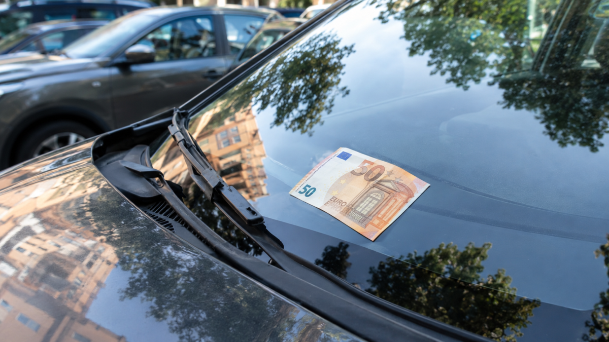 A Roma spuntano soldi sui parabrezza delle auto: sembrano manna dal cielo… ma sono solo un inganno! A Roma spuntano soldi sui parabrezza delle auto: sembrano manna dal cielo… ma sono solo un inganno!