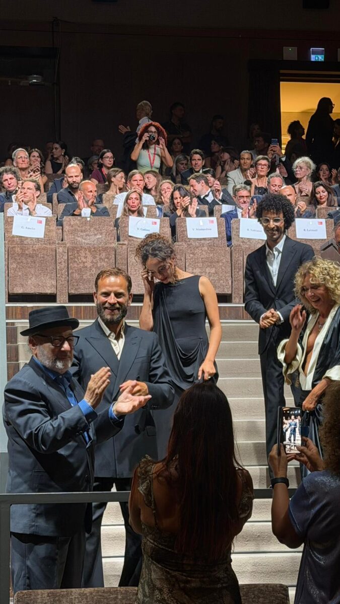 Festival di Venezia, dopo il successo e i fotografi ecco la passeggiata solitaria di Alessandro Borghi sul Lido