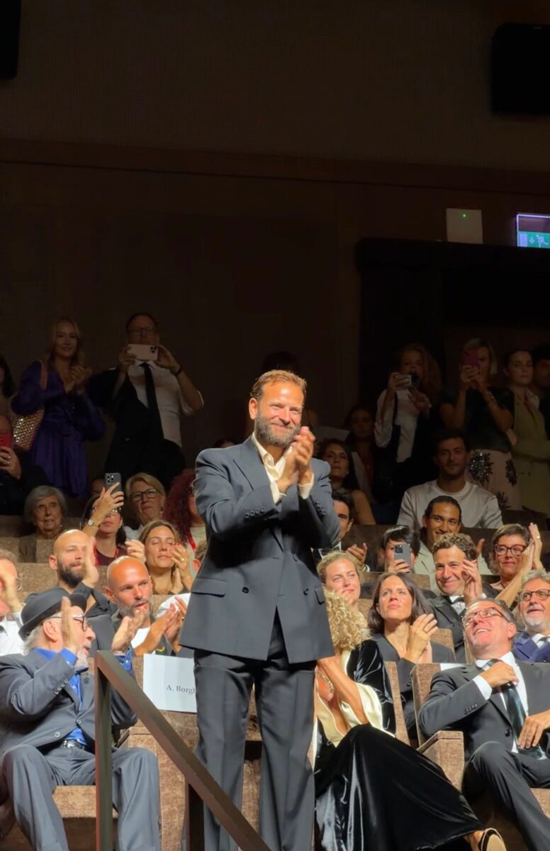Festival di Venezia, dopo il successo e i fotografi ecco la passeggiata solitaria di Alessandro Borghi sul Lido