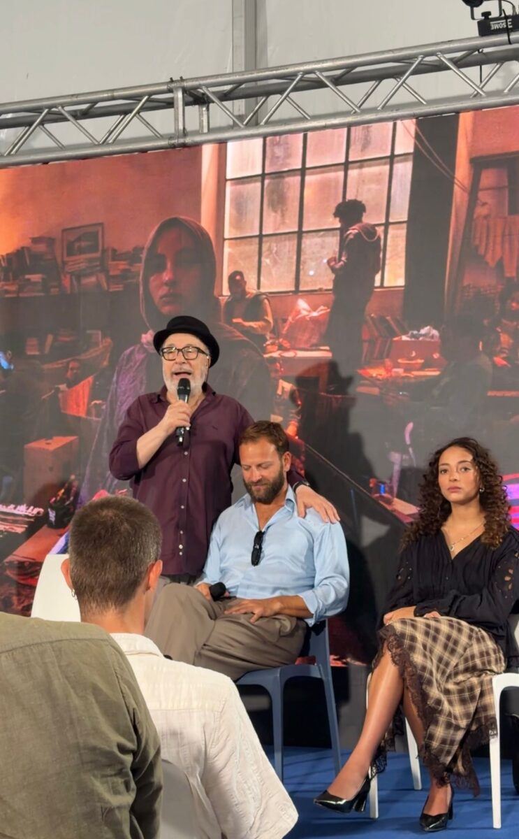Festival di Venezia, dopo il successo e i fotografi ecco la passeggiata solitaria di Alessandro Borghi sul Lido