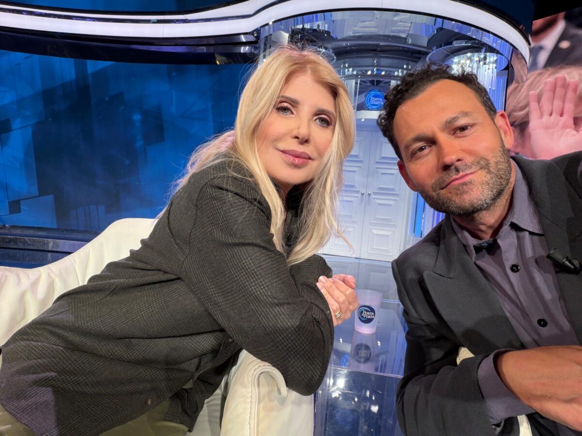 Salotti romani, istruzioni per l’uso: Nicola Santini, giornalista e scrittore, racconta chi invitare, chi evitare e come sopravvivere alla mondanità – INTERVISTA Salotti romani, istruzioni per l’uso: Nicola Santini, giornalista e scrittore, racconta chi invitare, chi evitare e come sopravvivere alla mondanità – INTERVISTA