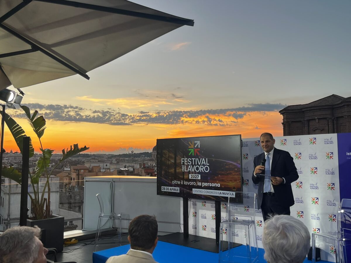 “Fuga di cervelli? È la bugia più diffusa”: il Festival del Lavoro 2027 sfida i luoghi comuni. Al centro IA, inverno demografico e formazione “Fuga di cervelli? È la bugia più diffusa”: il Festival del Lavoro 2027 sfida i luoghi comuni. Al centro IA, inverno demografico e formazione