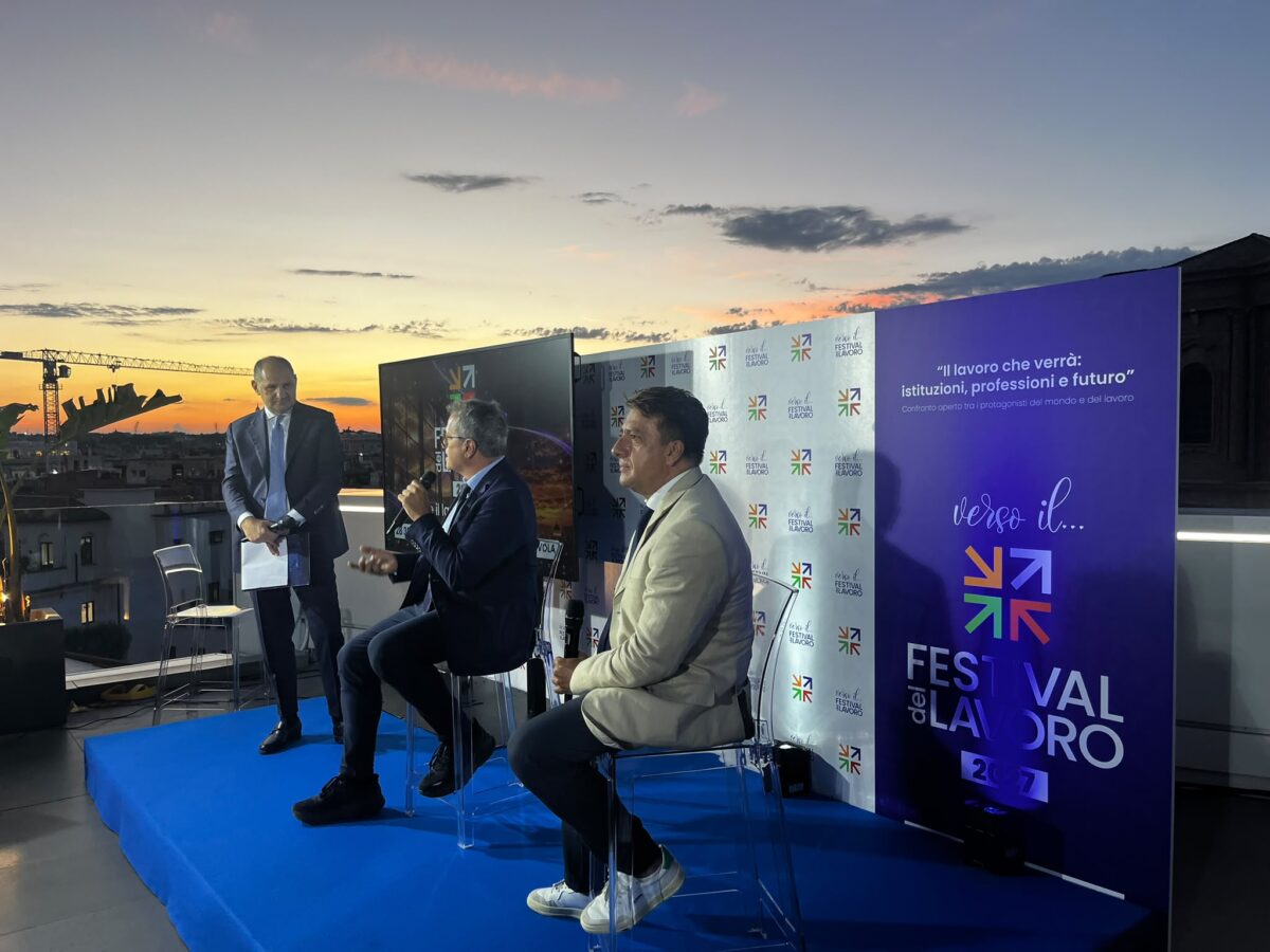 “Fuga di cervelli? È la bugia più diffusa”: il Festival del Lavoro 2027 sfida i luoghi comuni. Al centro IA, inverno demografico e formazione “Fuga di cervelli? È la bugia più diffusa”: il Festival del Lavoro 2027 sfida i luoghi comuni. Al centro IA, inverno demografico e formazione