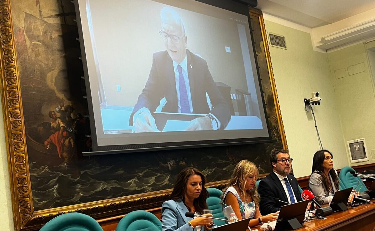 Scuola e tetto agli stranieri in classe, Valditara: “Decreto legge in vigore già da quest’anno, nessun critero razziale. Vannacci? È lui che insegue noi”