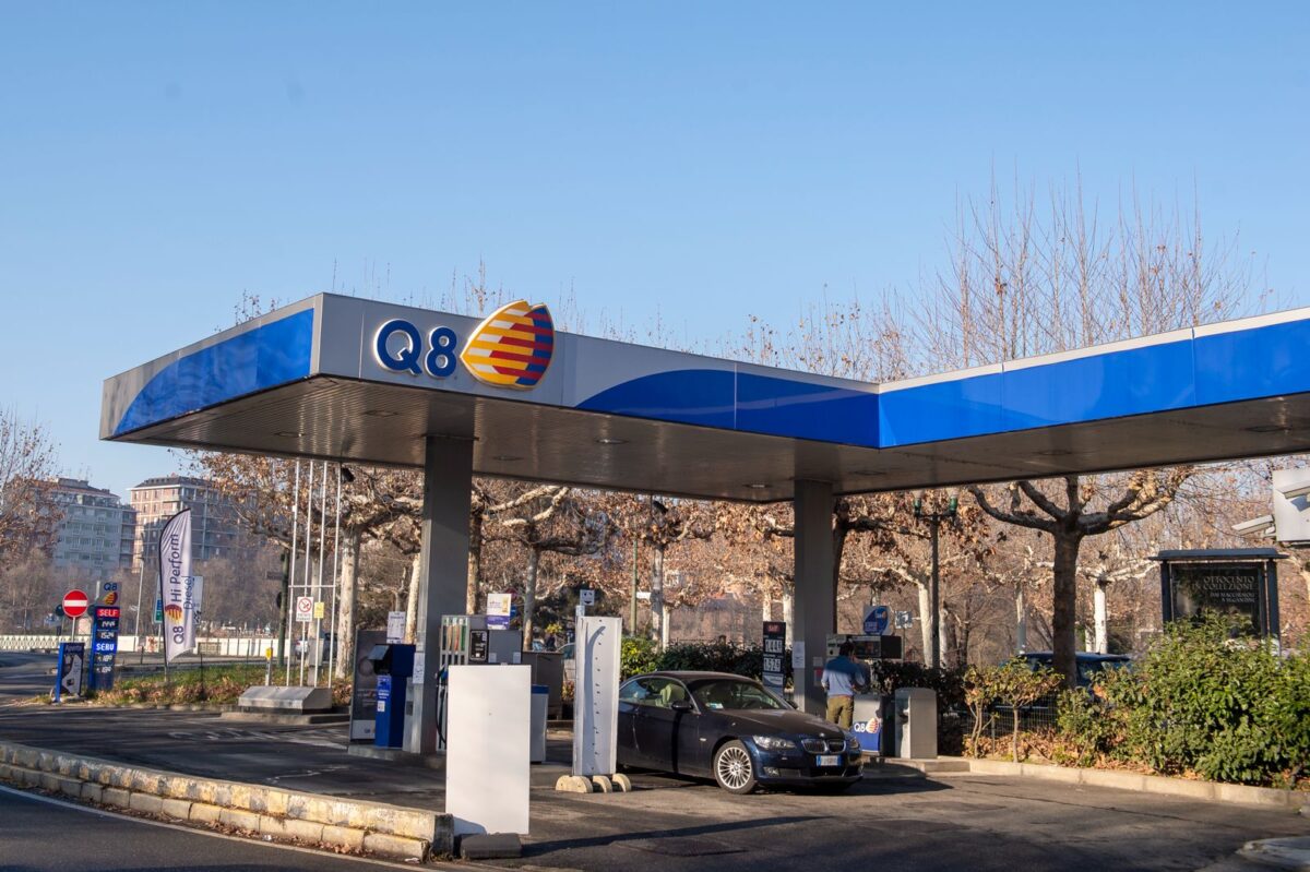 Benzina e gasolio, non solo Eni e Ip: anche Q8 accetta di applicare il tetto ai prezzi Benzina e gasolio, non solo Eni e Ip: anche Q8 accetta di applicare il tetto ai prezzi