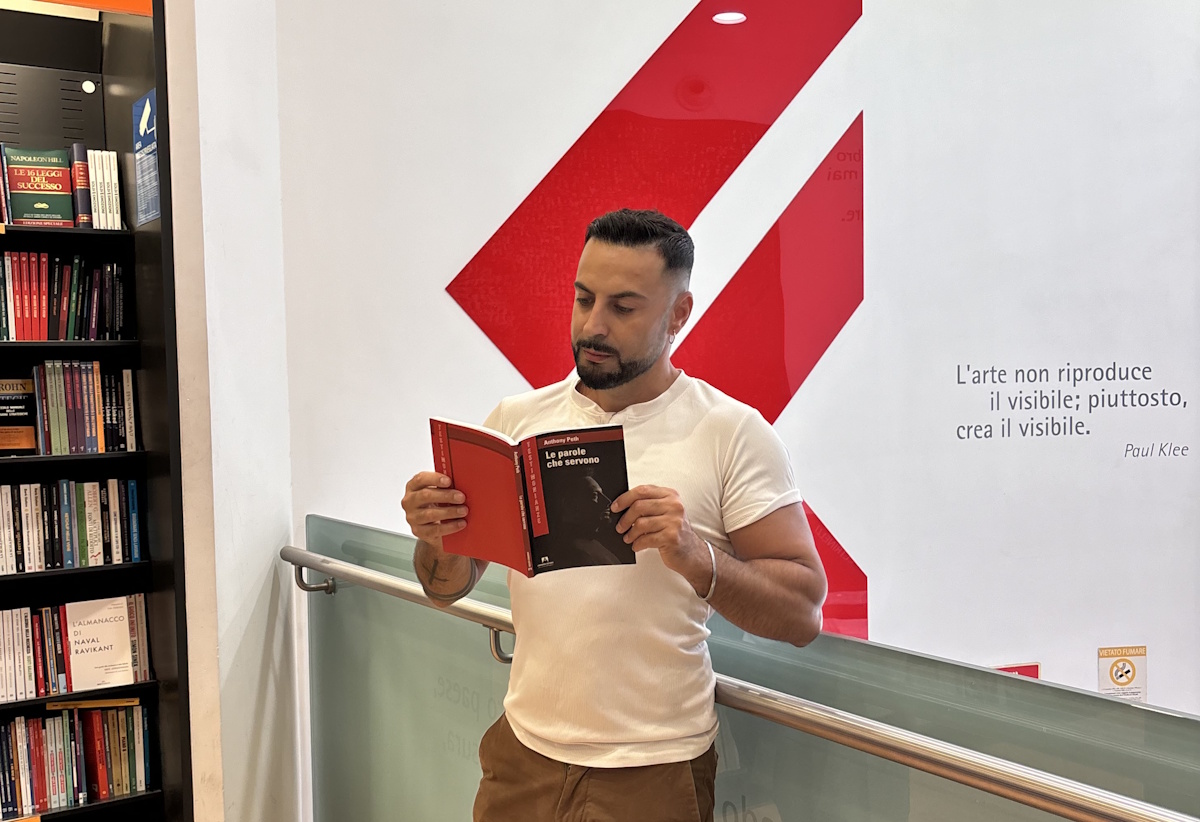 “Le parole che servono”, il nuovo libro autobiografico di Anthony Peth è un successo da tutto esaurito “Le parole che servono”, il nuovo libro autobiografico di Anthony Peth è un successo da tutto esaurito
