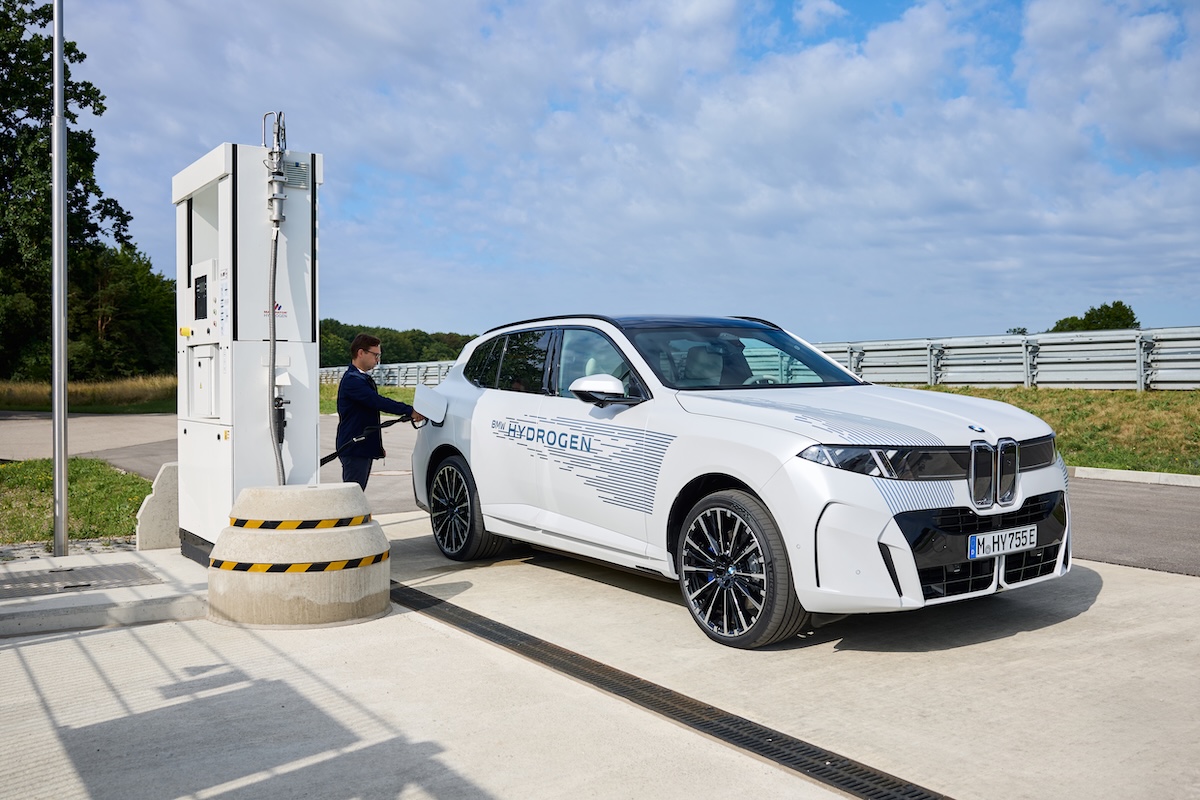 BMW iX5 Hydrogen, fino a 750 km di autonomia e rifornimento in meno di 5 minuti BMW iX5 Hydrogen, fino a 750 km di autonomia e rifornimento in meno di 5 minuti