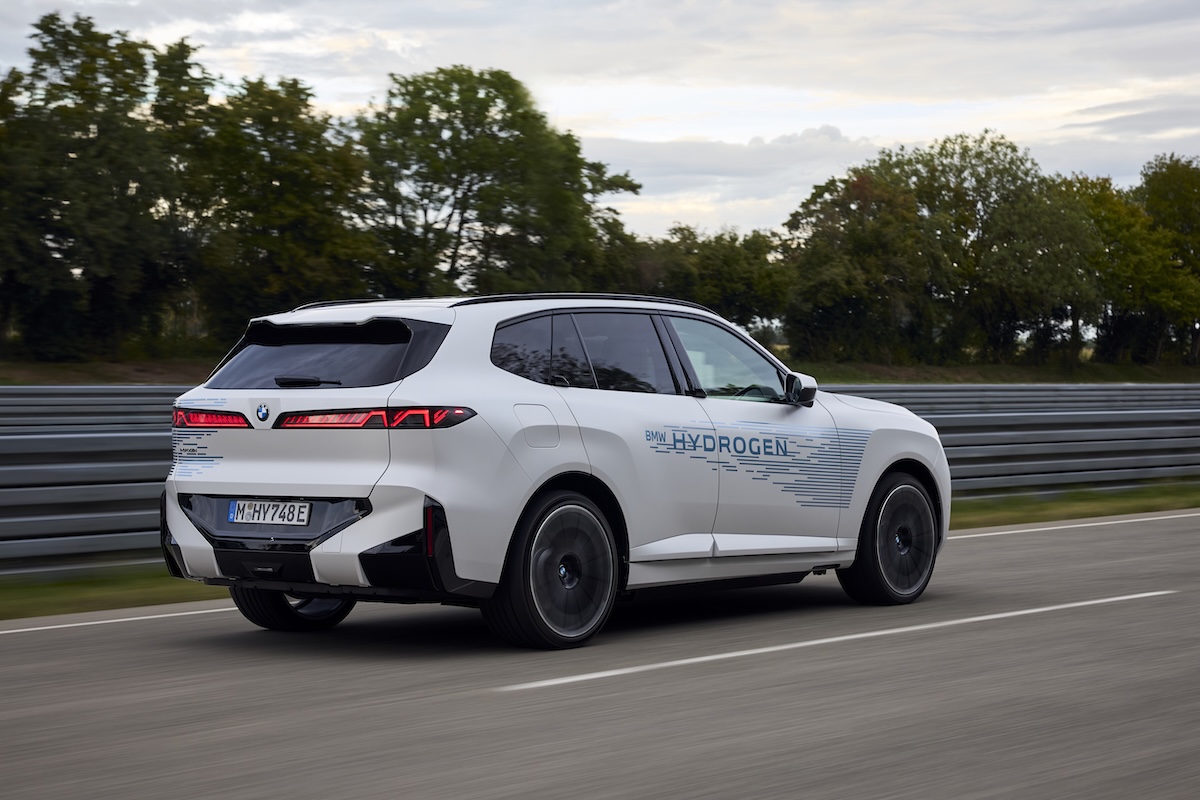 BMW iX5 Hydrogen, fino a 750 km di autonomia e rifornimento in meno di 5 minuti BMW iX5 Hydrogen, fino a 750 km di autonomia e rifornimento in meno di 5 minuti