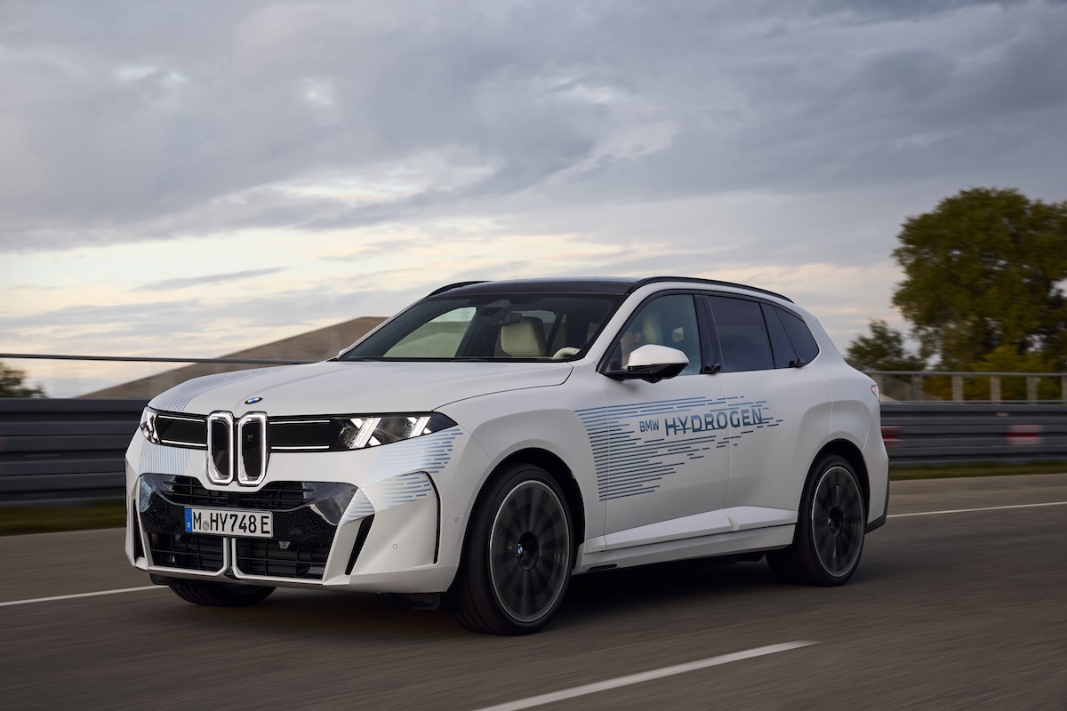 BMW iX5 Hydrogen, fino a 750 km di autonomia e rifornimento in meno di 5 minuti BMW iX5 Hydrogen, fino a 750 km di autonomia e rifornimento in meno di 5 minuti