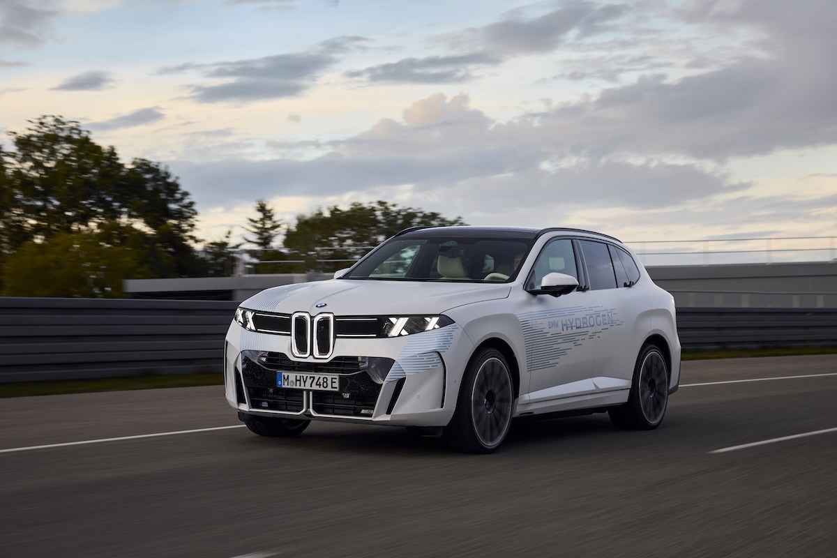 BMW iX5 Hydrogen, fino a 750 km di autonomia e rifornimento in meno di 5 minuti BMW iX5 Hydrogen, fino a 750 km di autonomia e rifornimento in meno di 5 minuti