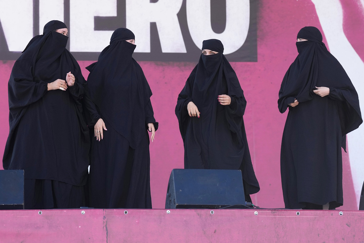 Pontida, show contro islamizzazione: donne in burqa sul palco al grido di “non passa lo straniero” – VIDEO Pontida, show contro islamizzazione: donne in burqa sul palco al grido di “non passa lo straniero” – VIDEO