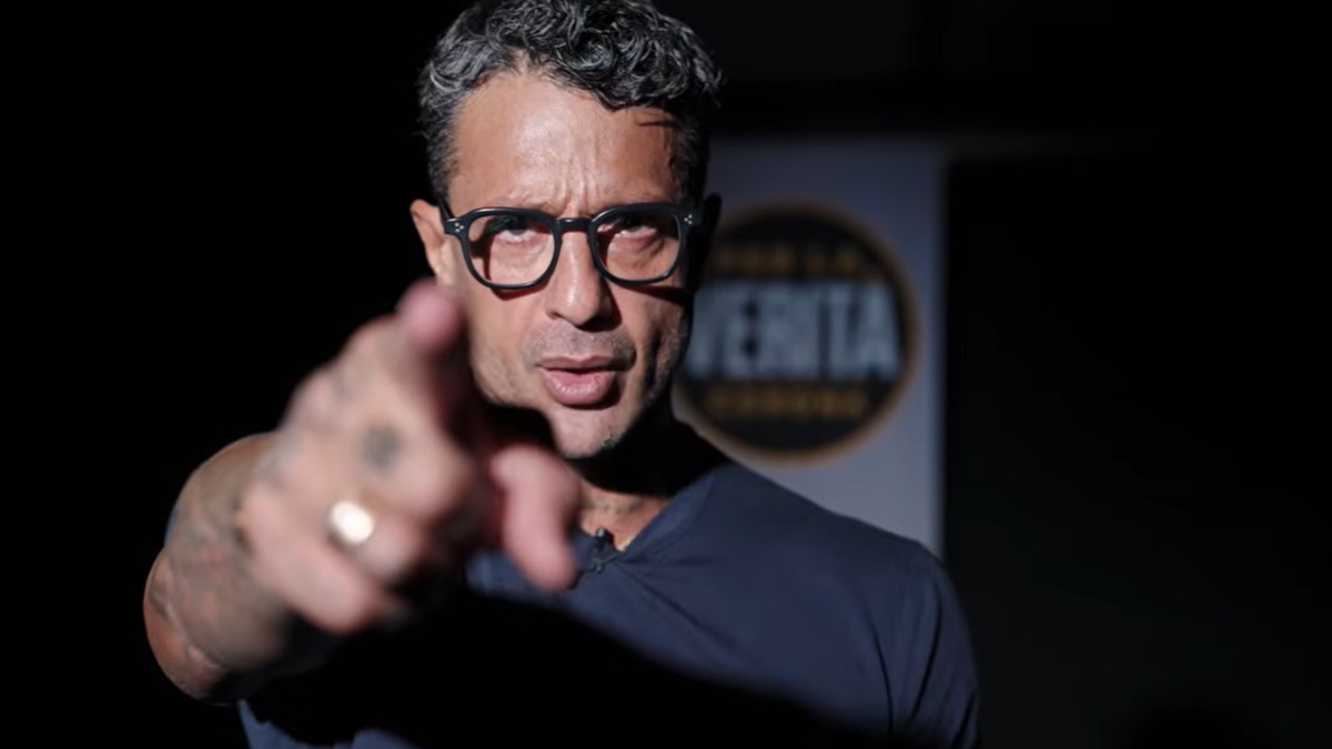 Corona fonda il movimento “Per la Verità”: “Sono il nuovo Berlusconi”. Ma non può essere eletto: ecco perché Corona fonda il movimento “Per la Verità”: “Sono il nuovo Berlusconi”. Ma non può essere eletto: ecco perché
