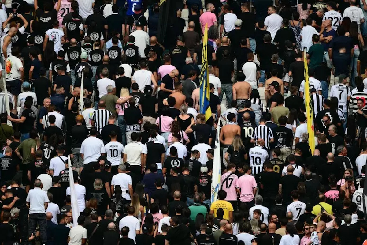 Vergogna allo Stadium, la curva della Juve volta le spalle al minuto di silenzio per Mazzola- VIDEO Vergogna allo Stadium, la curva della Juve volta le spalle al minuto di silenzio per Mazzola- VIDEO
