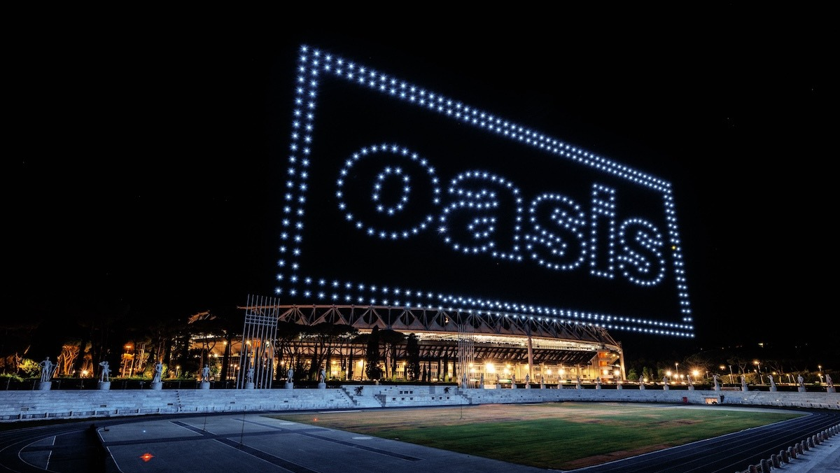 La conferma degli Oasis arriva dal cielo: il logo dei Gallagher illumina l’Olimpico La conferma degli Oasis arriva dal cielo: il logo dei Gallagher illumina l’Olimpico