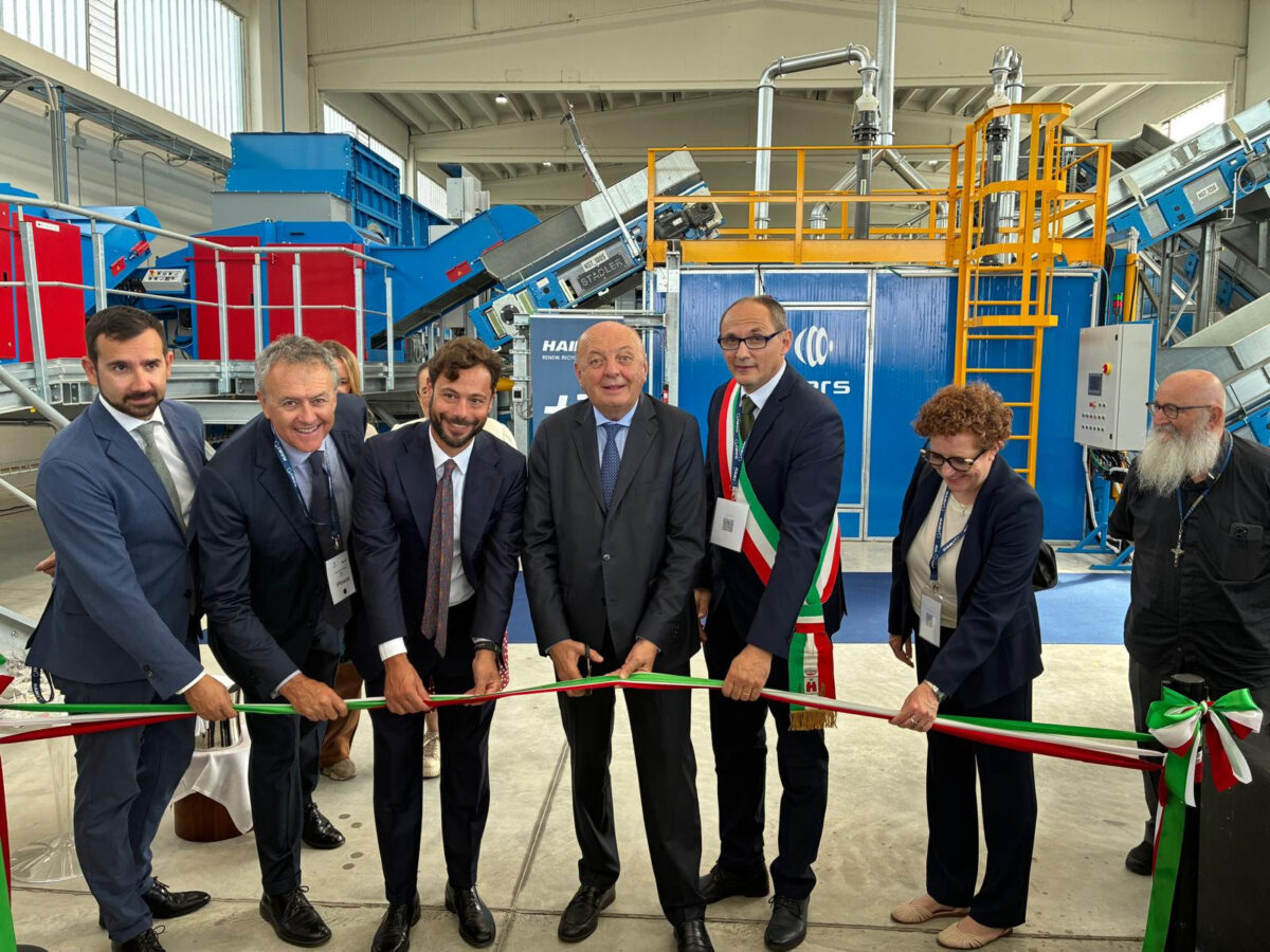 Haiki+, nuovo hub per il riciclo tessile a Novara. Cisambiente: “Modello da replicare” Haiki+, nuovo hub per il riciclo tessile a Novara. Cisambiente: “Modello da replicare”