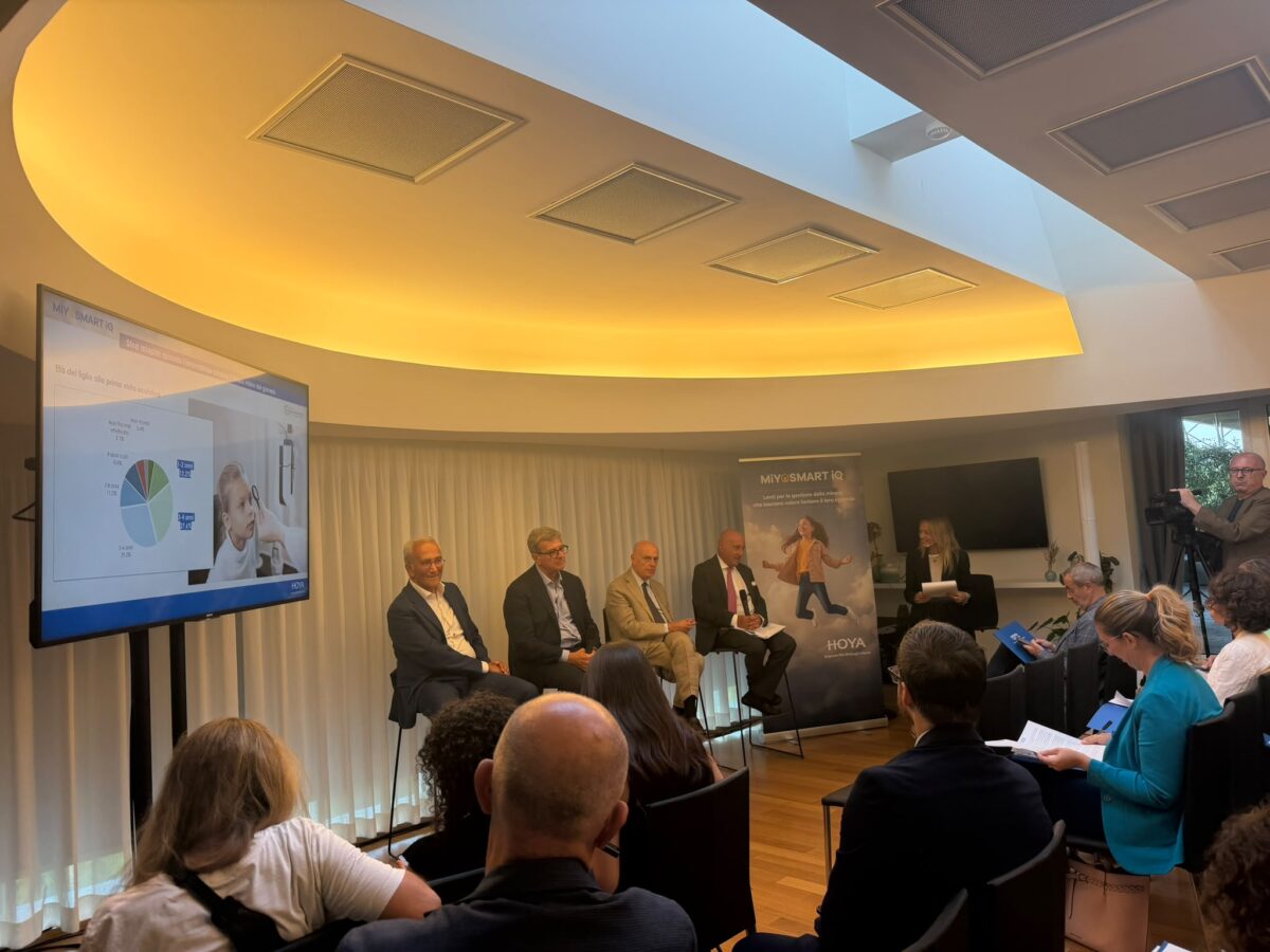 Hoya lancia MiYOSMART iQ, la nuova lente per rallentare la progressione della miopia nei bambini