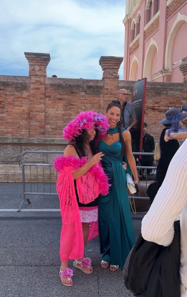 Mostra del Cinema di Venezia, il Lido si accende: si comincia dal marciapiede Mostra del Cinema di Venezia, il Lido si accende: si comincia dal marciapiede