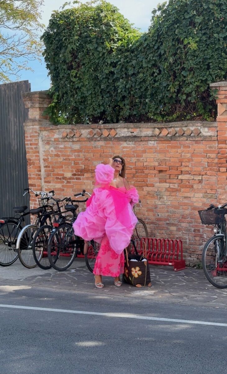 Mostra del Cinema di Venezia, il Lido si accende: si comincia dal marciapiede Mostra del Cinema di Venezia, il Lido si accende: si comincia dal marciapiede